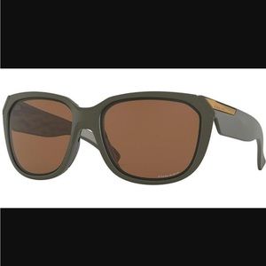 Women’s Oakley rev up in olive green only used a few times.